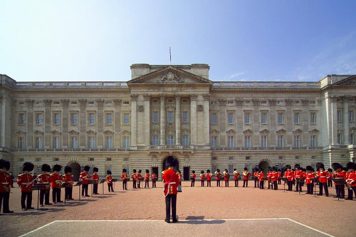 Over 120,000 sign petition to make royal family pay for Buckingham Palace repair